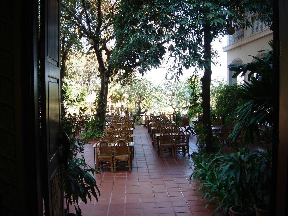 Champasak Palace Hotel Паксе Екстериор снимка