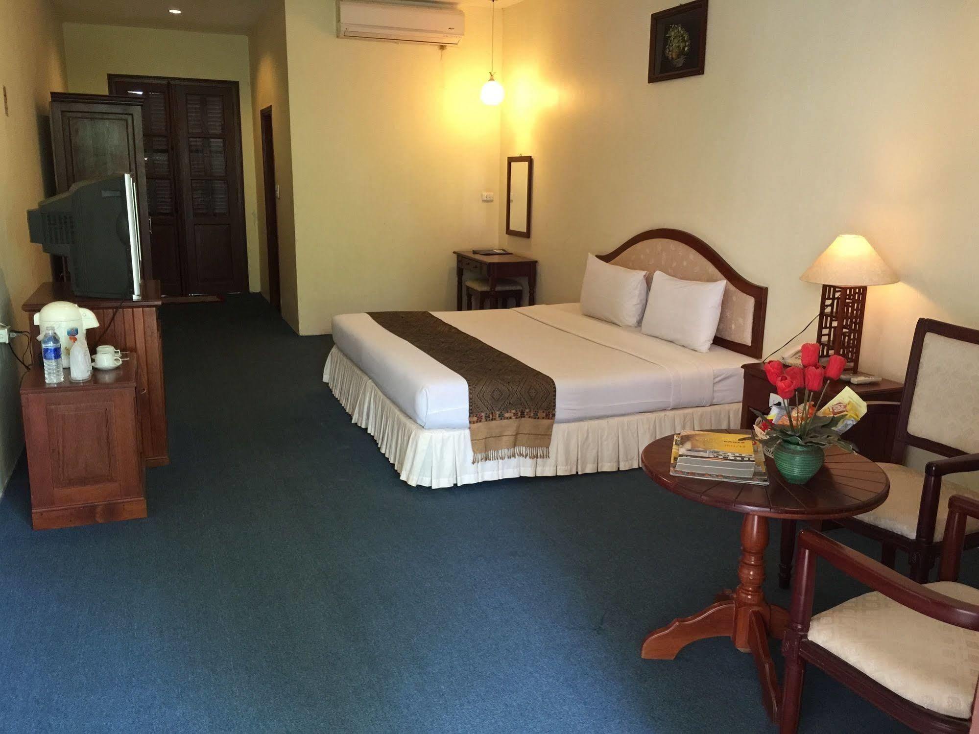 Champasak Palace Hotel Паксе Екстериор снимка