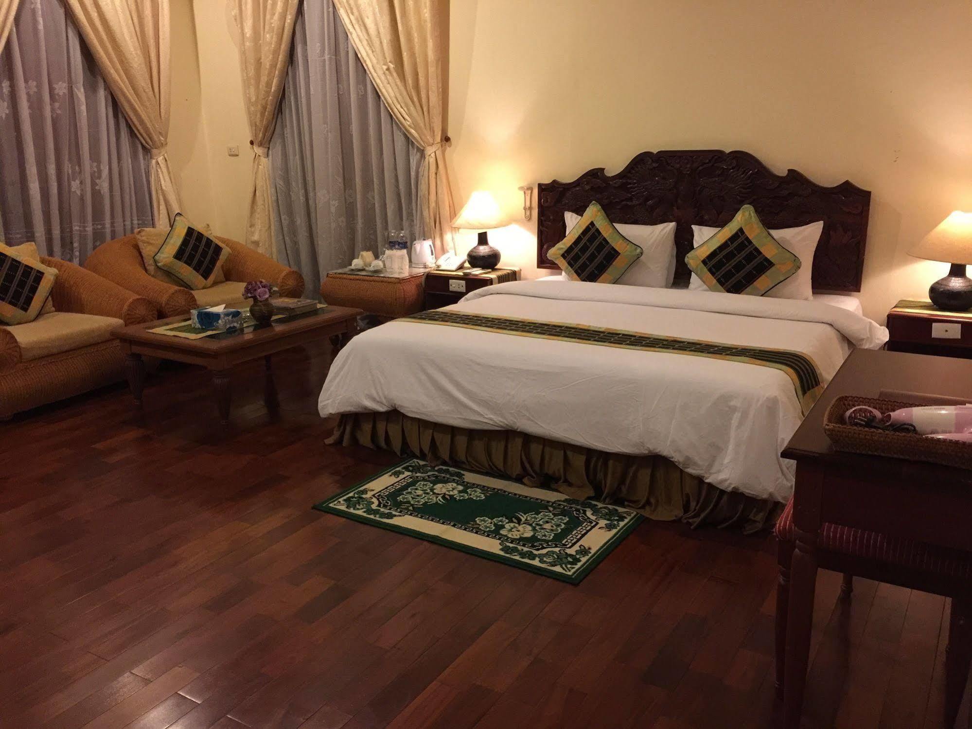Champasak Palace Hotel Паксе Екстериор снимка