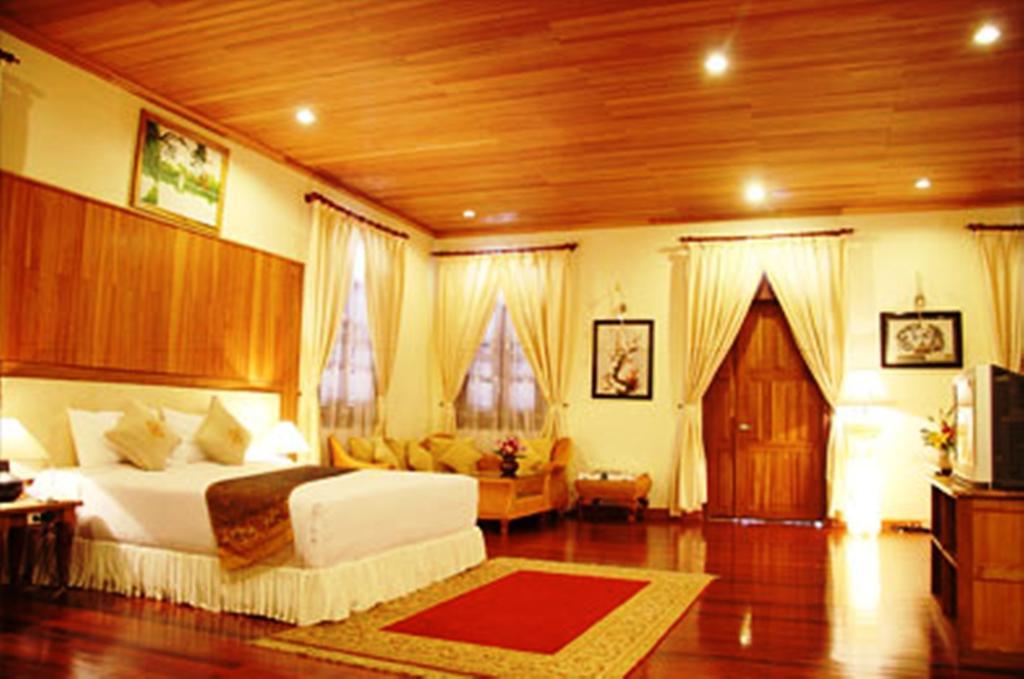 Champasak Palace Hotel Паксе Екстериор снимка